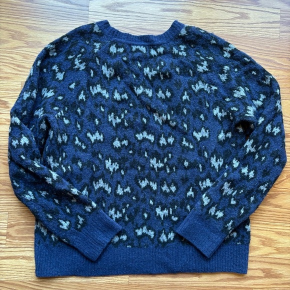 Athleta Hawthorn Textured Crew Sweater Womens Size Small Blue Leopard Print‎ - Picture 10 of 14